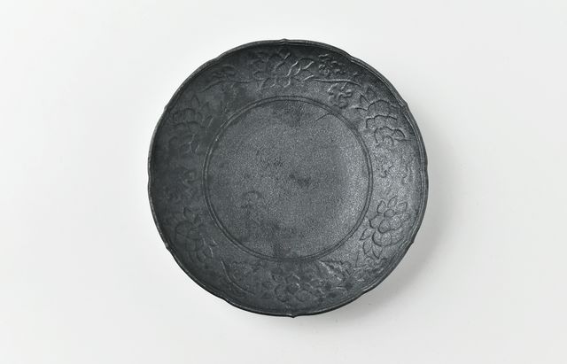 阿部春弥・みか 白磁陽刻蓮花文5寸皿 ｜ 暮らしのうつわ花田 和食器 通販