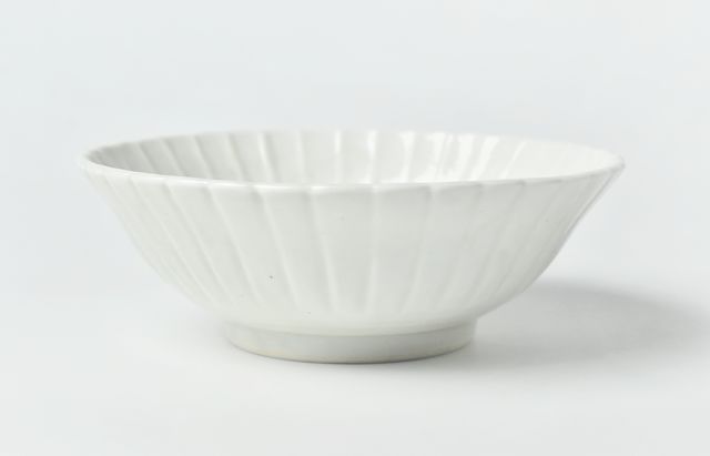 阿部春弥 白磁縁鉄五弁6.5寸鉢 ｜ 暮らしのうつわ花田 和食器 通販