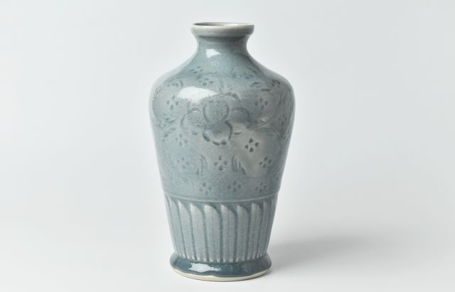 稲村真耶さんの月光釉の花器 稲村真耶 月光釉手付き小瓶 ｜ 暮らしのうつわ花田 和食器 通販