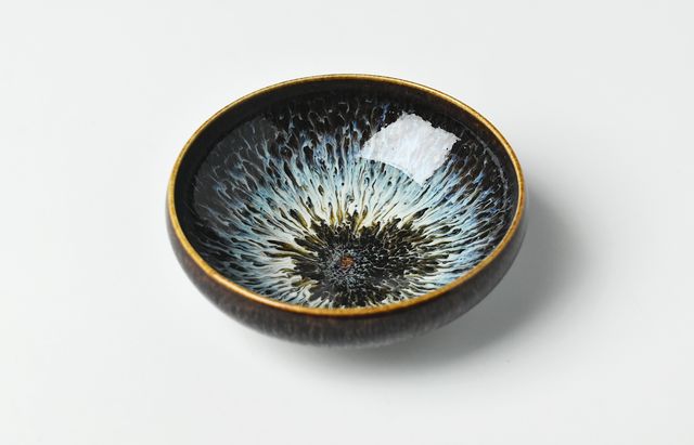 【新品未使用】陶芸家中尾郁夫　色絵花蝶紋木瓜皿 金箔入り 九谷青窯 70 赤絵花文皿 ｜ 暮らしのうつわ花田 和食器 通販