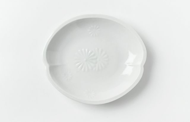 明治時代　里帰り　ヴァンタイン商会　菊花　変形皿　輸出品　A.A. VANTIN 水野克俊 14 ルリ陽刻菊花重文変形皿 ｜ 暮らしのうつわ花田 和食器 通販