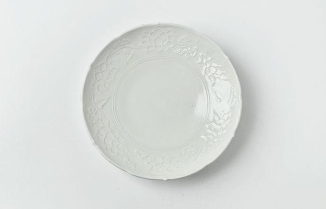 阿部春弥・みか 鉄彩陽刻蓮花文5寸皿 ｜ 暮らしのうつわ花田 和食器 通販