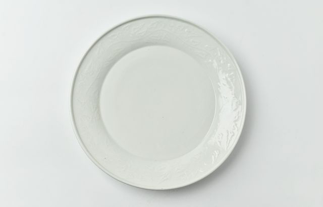 阿部春弥・みか 白磁陽刻唐草文8寸皿 ｜ 暮らしのうつわ花田 和食器 通販