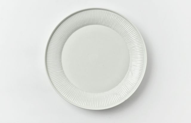 阿部春弥・みか 白磁陽刻唐草文8寸皿 ｜ 暮らしのうつわ花田 和食器 通販