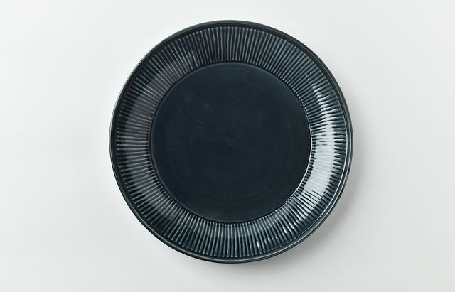 阿部春弥・みか 白磁陽刻唐草文8寸皿 ｜ 暮らしのうつわ花田 和食器 通販