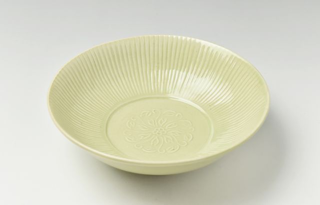 阿部春弥 もえぎ陽刻唐草紋しのぎ6寸鉢 暮らしのうつわ花田 和食器 通販