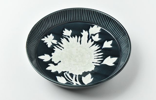 曽宇窯 染付ざくろ浮彫唐草文輪花鉢｜和食器 通販 暮らしのうつわ 花田