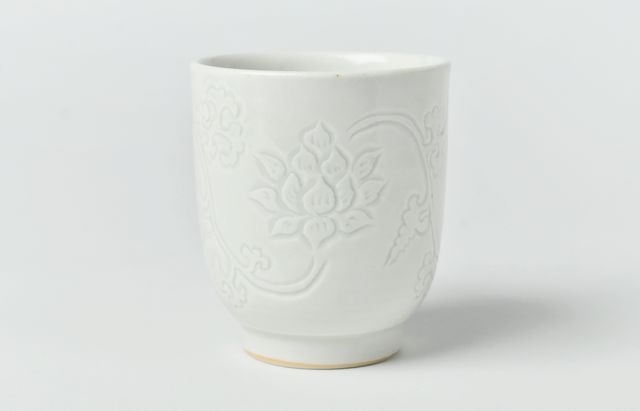 阿部春弥・みか 白磁蓮弁文湯呑 ｜ 暮らしのうつわ花田 和食器 通販