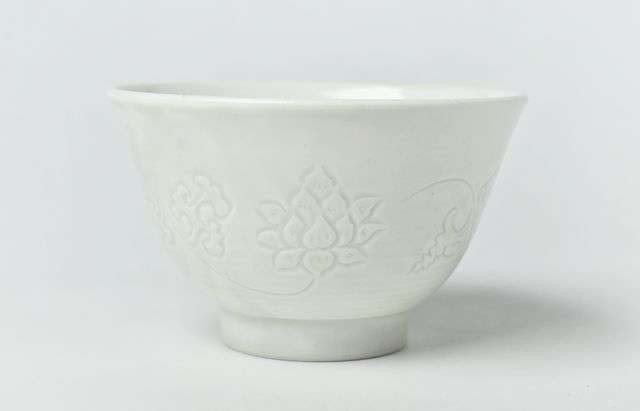阿部春弥・みか 白磁陰刻蓮花唐草文碗 ｜ 暮らしのうつわ花田 和食器 通販