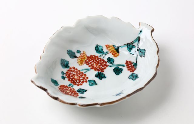 山本恭代 26 色絵花文葉形浅鉢（赤黄） ｜ 暮らしのうつわ花田 和食器 通販