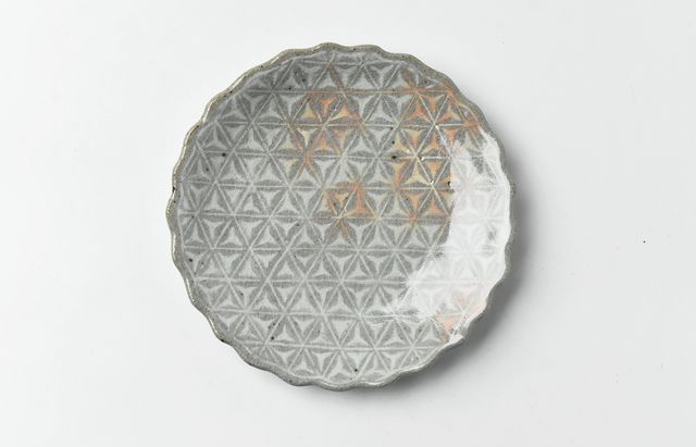 志村睦彦 5 青磁陽刻牡丹文5寸皿 ｜ 暮らしのうつわ花田 和食器 通販