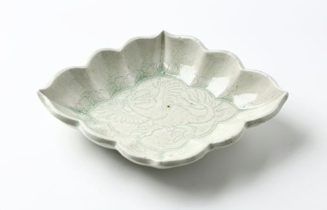 松浦コータロー 20 青瓷彫花ヴェロキラプトル菱形稜花向付 ｜ 暮らしの