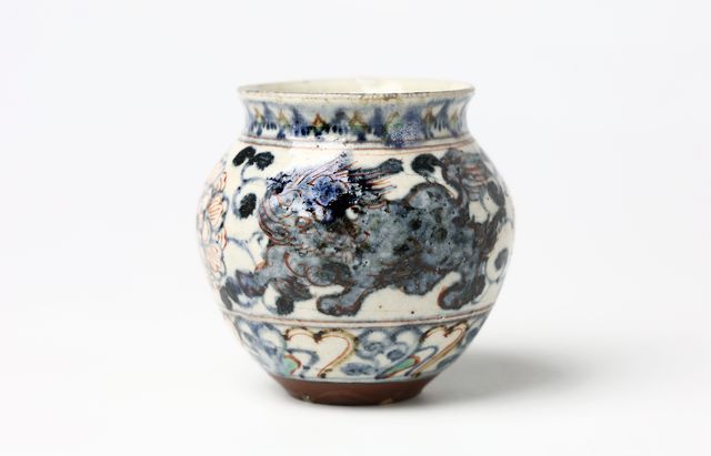 松浦コータロー 53 安南銀彩唐花獅子文小壺（内青磁釉） ｜ 暮らしの