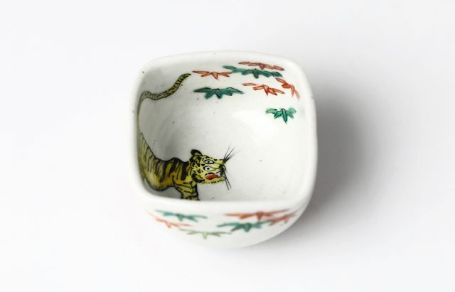 松浦ナオコ 28 色絵竹虎文酒盃 ｜ 暮らしのうつわ花田 和食器 通販