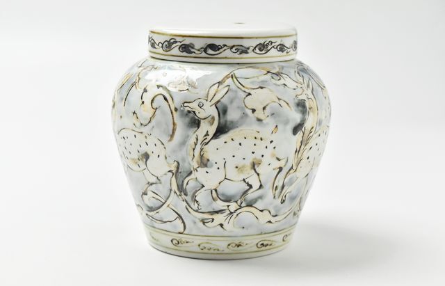 松本郁美 29 貫入灰釉茶入れ壺（鹿）