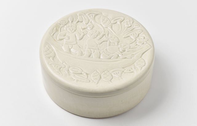 松本郁美 35A 灰釉彫文陶箱（オリエンタル文）