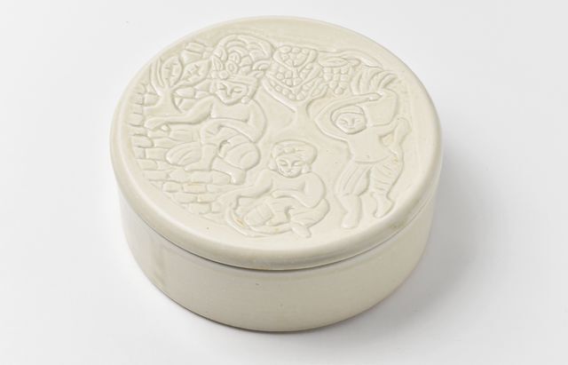 松本郁美 35B 灰釉彫文陶箱（オリエンタル文）