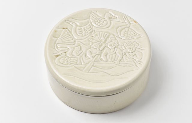 松本郁美 35D 灰釉彫文陶箱（オリエンタル文）