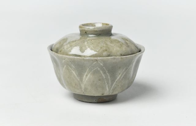 日高伸治 青磁輪花蓋付豆碗 ｜ 暮らしのうつわ花田 和食器 通販