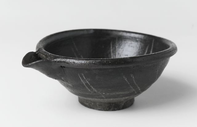 山田隆太郎 18D　鉄絵片口