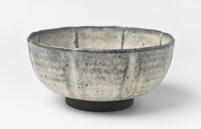 山本哲也 35 黒釉輪花鉢 ｜ 暮らしのうつわ花田 和食器 通販