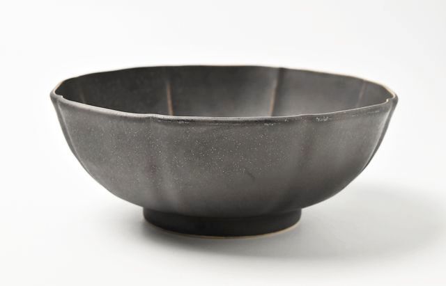 山本哲也 35 黒釉輪花鉢