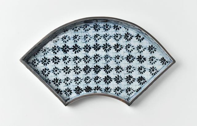 専用　三田青磁草花文角皿【桐箱付】 三田青磁草花文角皿【桐箱付】