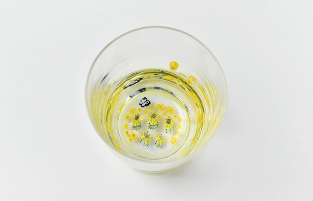 角皿　野の花　辻修作品 花づくし」の絵付け、一年中の野の花を器の中に詰め込んで描き上げて