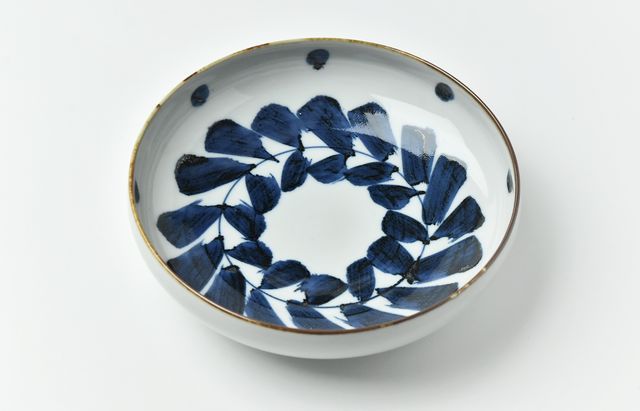 小林巧征 4寸皿（土）安南菊蝶文 ｜ 暮らしのうつわ花田 和食器 通販