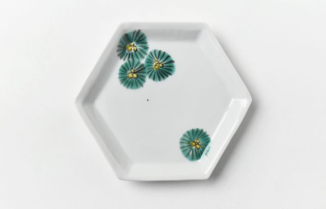 九谷青窯 68 色絵松六角皿 ｜ 暮らしのうつわ花田 和食器 通販