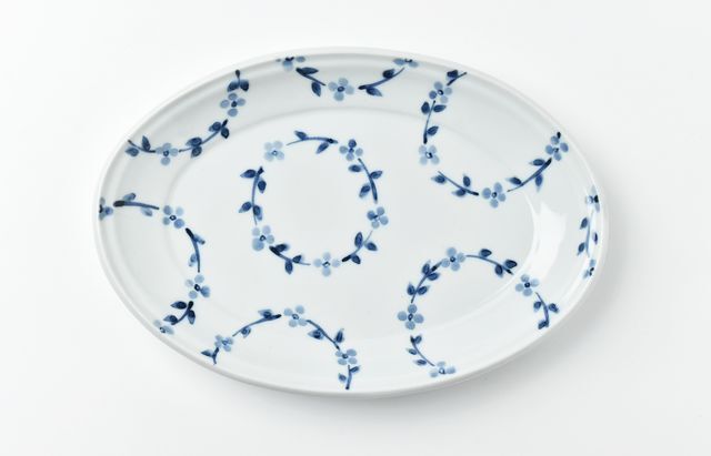 青い花模様の楕円形プレート 青い花模様の楕円形プレート