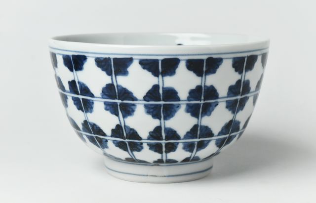 花咲く　乳白青被せ花縁　中鉢 鉢 有田焼 波佐見焼 変形鉢 鮮花鉢（大） 軽量｜和食器 陶器 三階菱