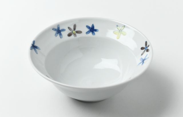 高原真由美 13 5寸鉢 色絵花散らし ｜ 暮らしのうつわ花田 和食器 通販