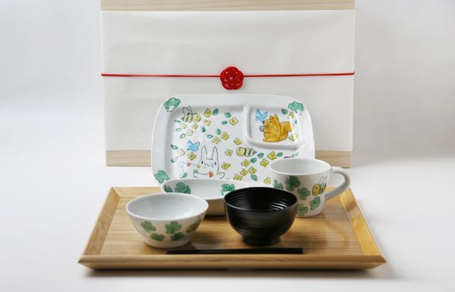 （押しAE）  花柄カップとプレートの食器セット 花田（MOAS） お食い初めセット（みどりのクローバー）木箱付