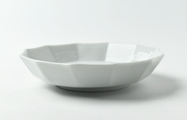 海野裕 8 白磁輪花5寸皿（十二角） ｜ 暮らしのうつわ花田 和食器 通販