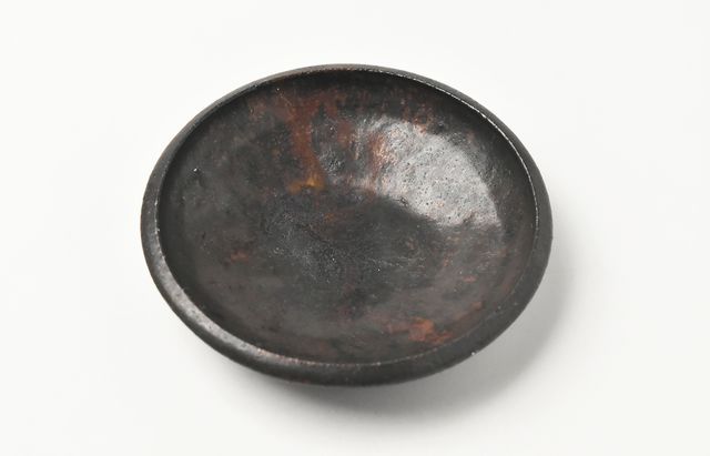 吉田学 縁厚4寸皿鉄釉 ｜ 暮らしのうつわ花田 和食器 通販
