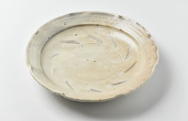 うつわとけし あおよ さん 作家もの 一点もの 大皿 雪ノ浦裕一 49A 粉引輪花櫛目大皿 ｜ 暮らしのうつわ花田 和食器 通販
