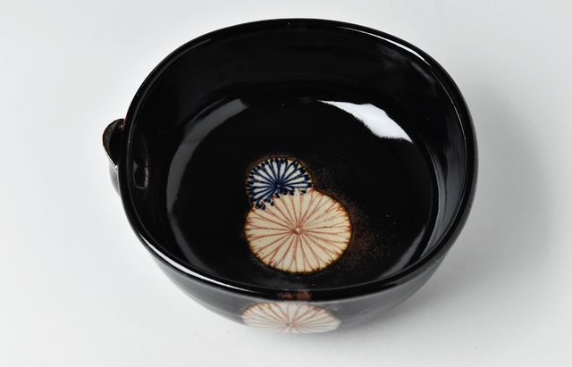 杉本寿樹 瀬戸鉄釉菊花文片口（6寸） ｜ 暮らしのうつわ花田 和