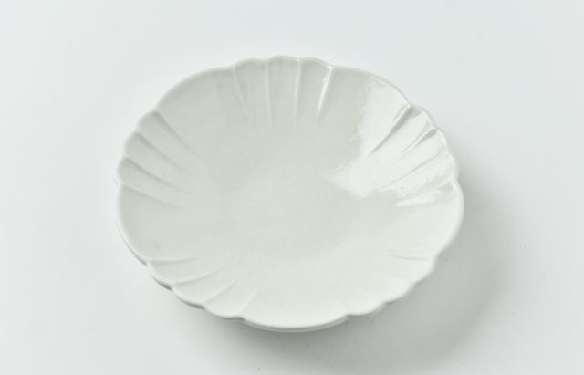 阿部春弥・みか 白磁花形4.5寸皿 ｜ 暮らしのうつわ花田 和食器 通販