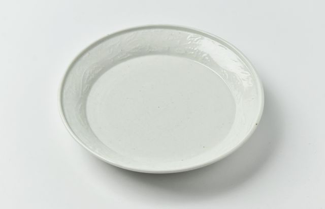 阿部春弥・みか 白磁陽刻唐草文5.5寸皿 ｜ 暮らしのうつわ花田 和食器 通販