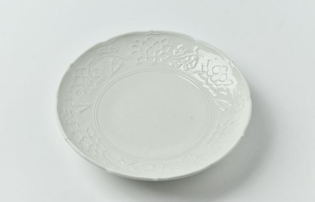 阿部春弥・みか 白磁陽刻蓮花文5寸皿 ｜ 暮らしのうつわ花田 和食器 通販