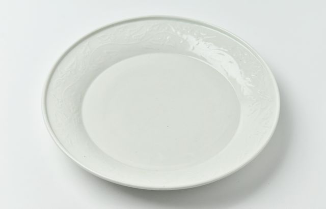 阿部春弥・みか 白磁陽刻唐草文8寸皿 ｜ 暮らしのうつわ花田 和食器 通販