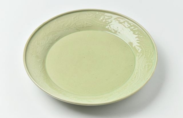 阿部春弥・みか もえぎ陽刻唐草文8寸皿 ｜ 暮らしのうつわ花田 和食器 通販