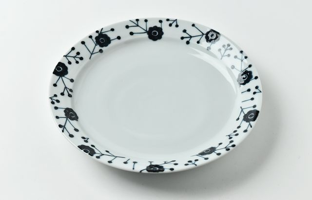 日下華子 黒呉須花文7.5寸皿 ｜ 暮らしのうつわ花田 和食器 通販