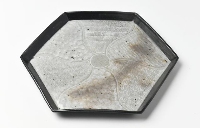 志村睦彦 19B 黒釉三島捻文六角皿 ｜ 暮らしのうつわ花田 和食器 通販