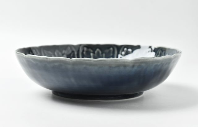 宮岡麻衣子 瑠璃輪花陽刻牡丹文7寸鉢 ｜ 暮らしのうつわ花田 和食器 通販