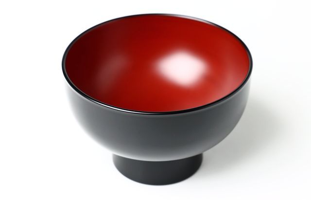 〈山茶椀〉浅鉢 浅野奈生 高台椀（黒内朱）トチ ｜ 暮らしのうつわ花田 和食器 通販