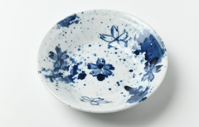 中尾万作 吹墨桜5寸皿 ｜ 暮らしのうつわ花田 和食器 通販
