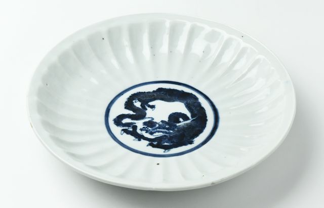 中尾万作 105 白磁しのぎ龍文大皿 ｜ 暮らしのうつわ花田 和食器 通販