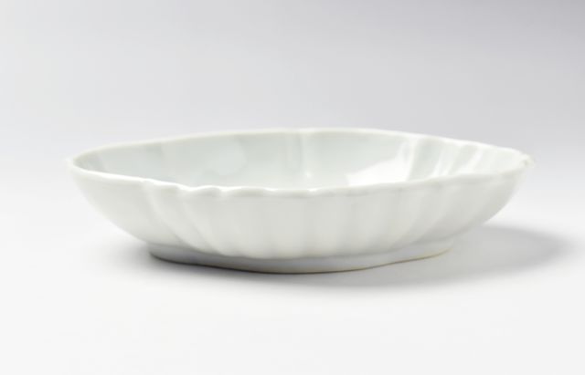稲村真耶　乳白釉輪花楕円浅鉢 稲村真耶 菱花楕円浅鉢 ｜ 暮らしのうつわ花田 和食器 通販